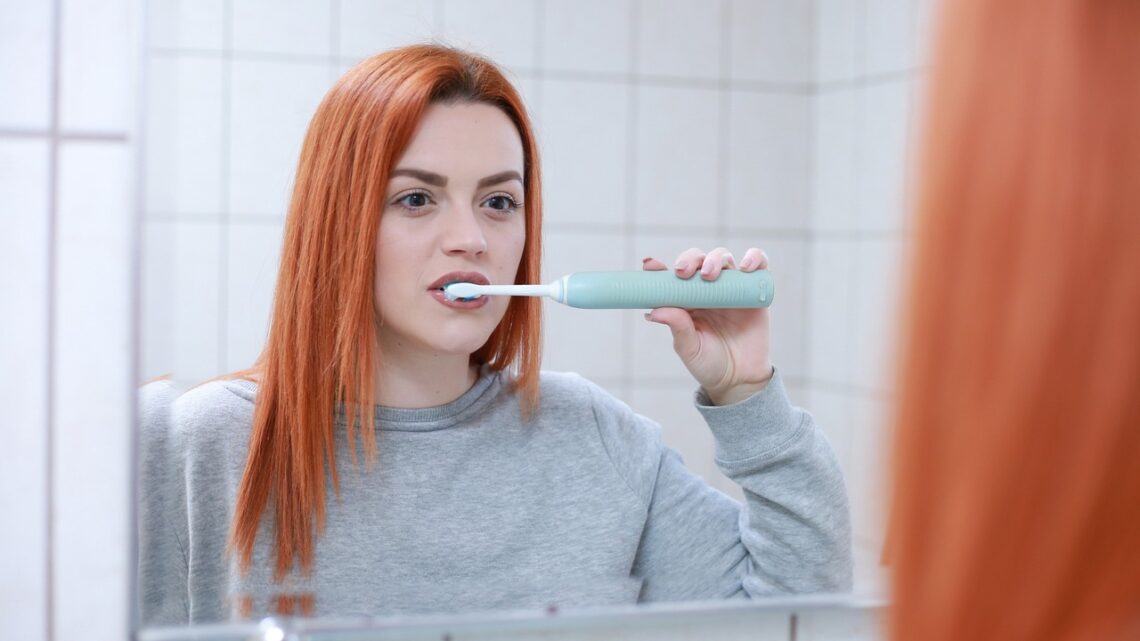 Hygiène buccale en altitude : Astuces pour utiliser une brosse à dents électrique