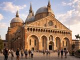 découvrez pourquoi la basilique saint-antoine de padoue est un incontournable en italie, mêlant histoire, architecture impressionnante et spiritualité unique.