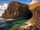 découvrez pourquoi la caverne de fingal, avec ses formations géologiques uniques et ses paysages époustouflants, est une destination incontournable à ajouter à votre liste de voyages.