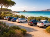découvrez pourquoi le parking la pelosa à stintino en sardaigne est indispensable pour accéder facilement à l'une des plus belles plages de la région.