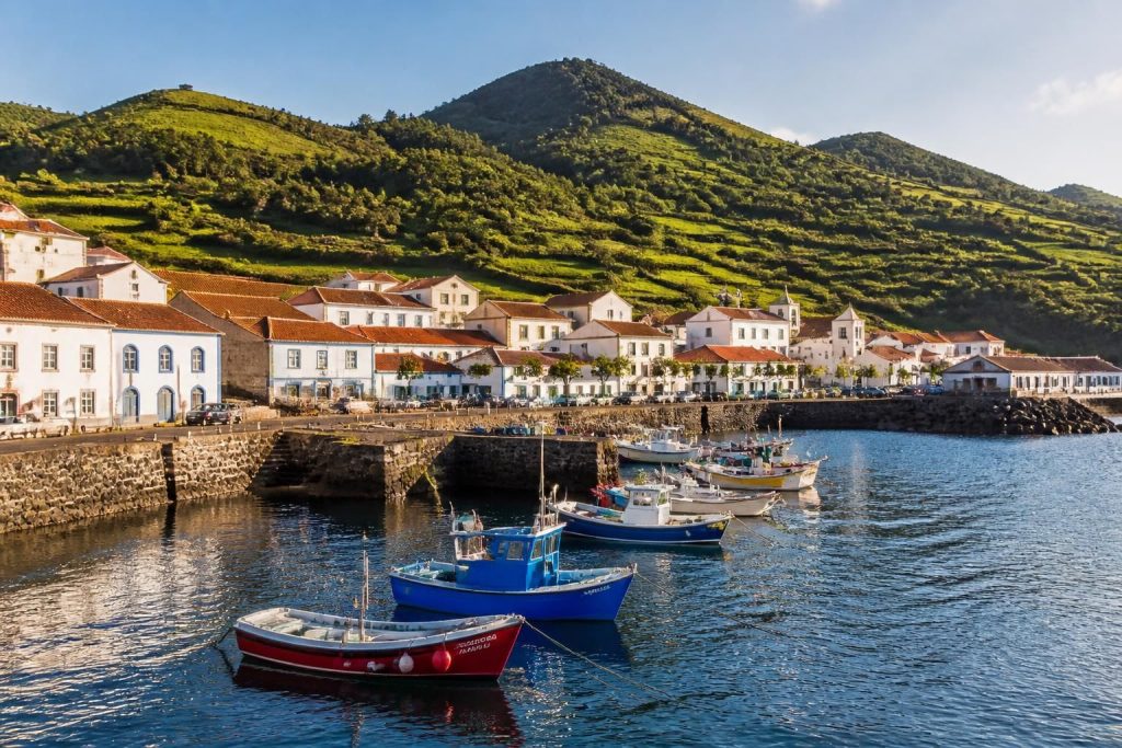 explorez santa cruz da graciosa, un joyau caché des açores, et découvrez ses paysages volcaniques uniques, ses plages tranquilles et son riche patrimoine culturel.