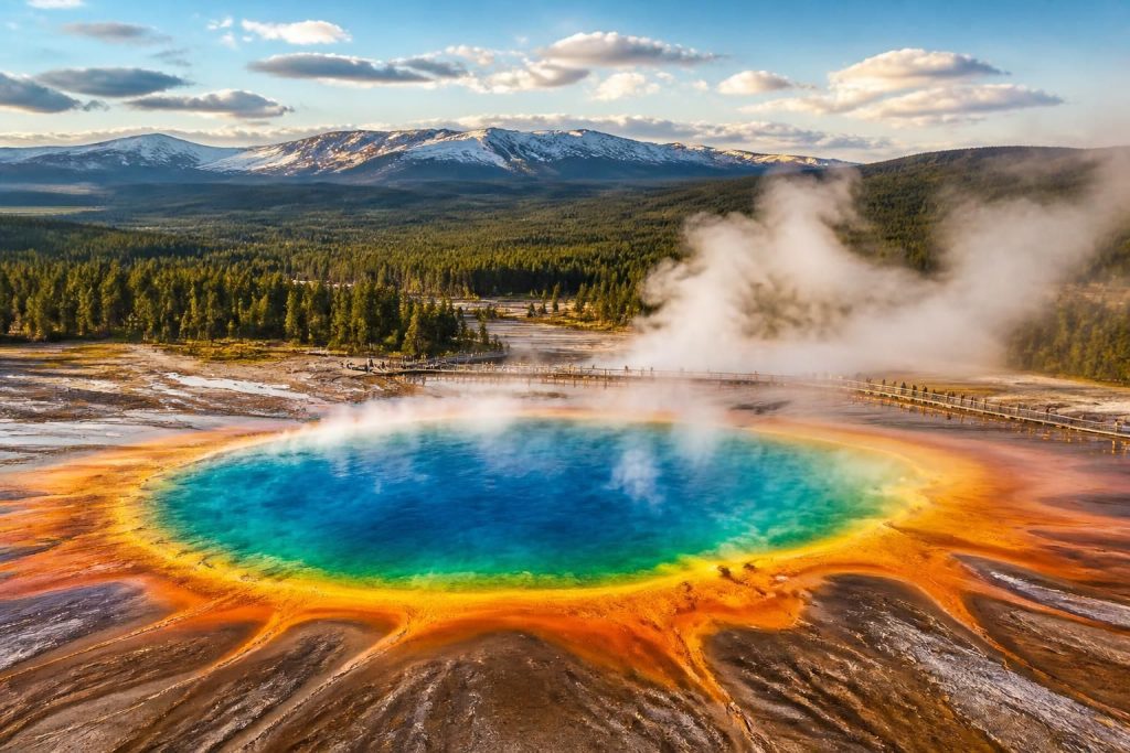 explorez la beauté spectaculaire du grand prismatic spring à yellowstone avec une perspective unique et immersive. découvrez ses couleurs vibrantes et sa nature fascinante comme jamais auparavant.