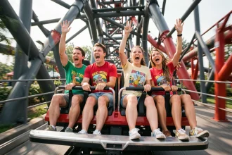 Groupe d'adultes criant de joie dans un wagon de montagnes russes au Parc Walt Disney Studios