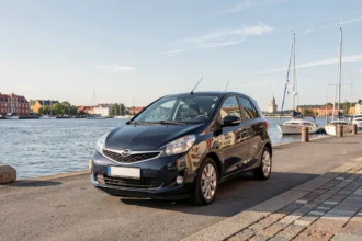 Voiture de location garée près du port d'Helsinki